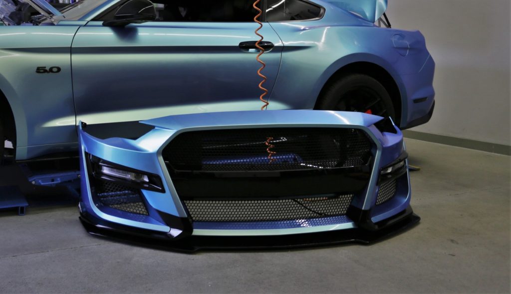 Auto folieren Wrapping Ford Mustang ORAFOL 970 mit Spezial Effekt in Green – Blue Flanke und Stoßstange Front