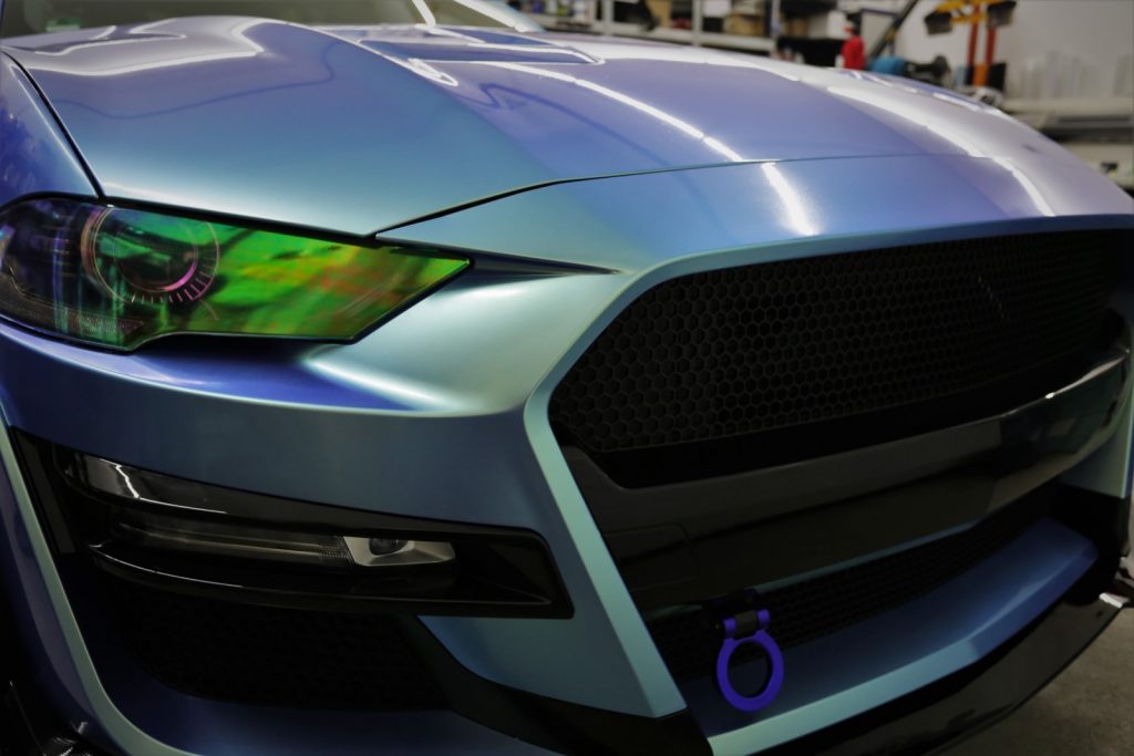 Auto folieren Wrapping Ford Mustang ORAFOL 970 mit Spezial Effekt in Green – Blue Stoßstange Front Motorhaube