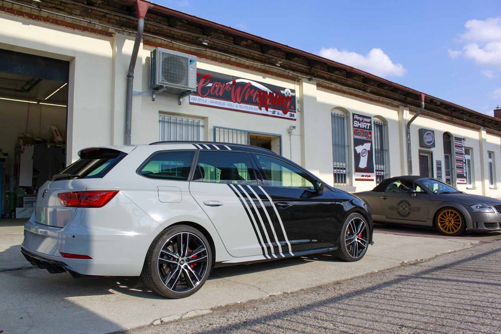 Auto folieren, sportliche Autofolierung, Carwrapping Seat Leon ST weiss schwarz